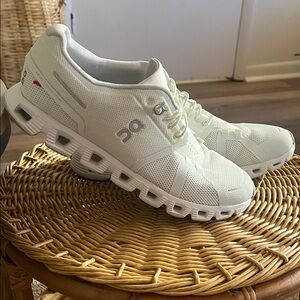 used – excellent condition

On Running Cloud (Swiss engineering) in off-white